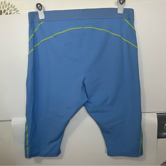 Fabletics- High-Waisted PureLuxe Contour Crop-4X - Picture 2 of 4